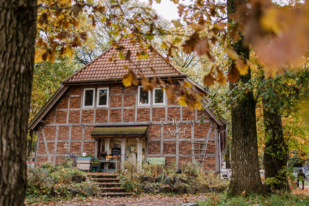 Hofladen – Brot und Salat im Regal mit Tafel-Preisliste