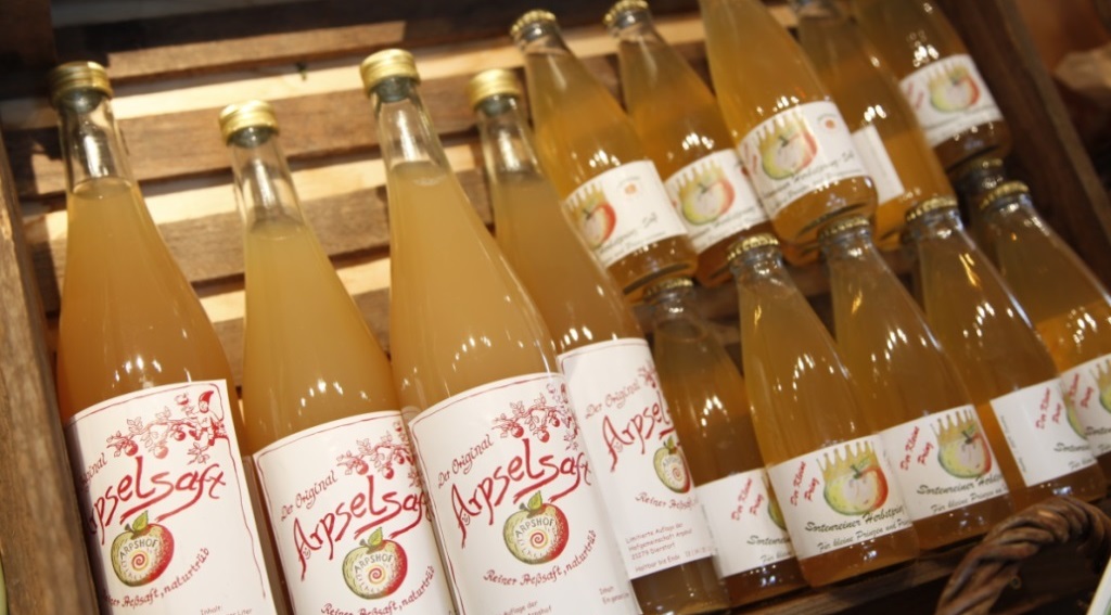 Apfelsaft-Flaschen in der Holzkiste