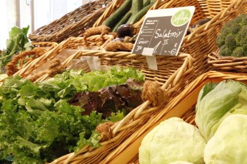 Salate und Spitzkohl in Weidenkörben am Marktstand